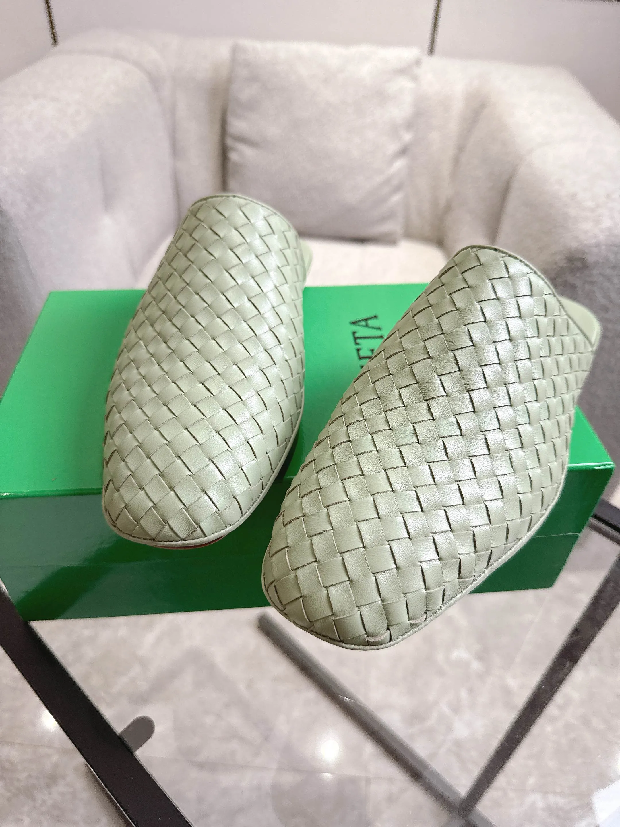 [BV] Top P: 720💰Size for couples: 35-44 (40.41 for women, 38 for men, 45.46.47, custom-made and non-returnable) Bottega Veneta 2025 Autumn counter synchronized genuine leather outsole classic woven half-drag couple model Bottega Veneta square-toe flat shoes, imported mixed sheepskin, imported sheep! Leather outsole! [Rose][Rose]! Purely hand-woven and operated, the original board is reproduced one-to-one! quality assurance!